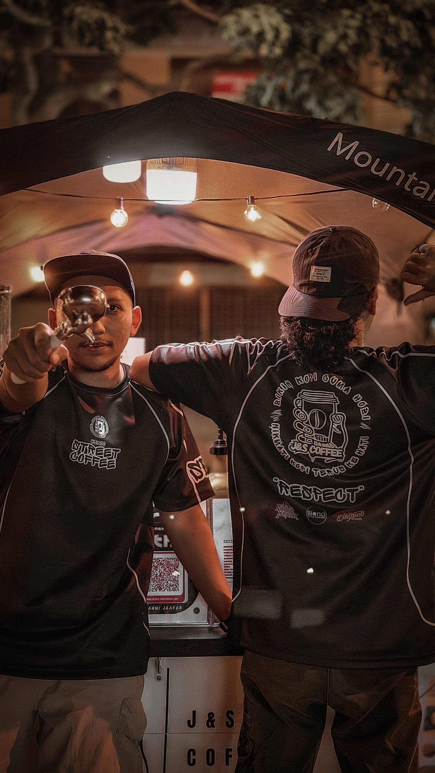 Barista J&S COFFEE di booth waktu malam